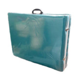 تخت ماساژ پرتابل آبی بستهشده مانند چمدان با دستگیره و بند حمل